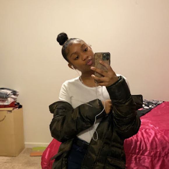 Meet your Posher, Gabrielle - Picture 1 of 1